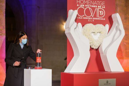 La concejala de Sanidad del Ayuntamiento de Elche, Mariola Galiana introduce en la cápsula del tiempo la memoria usb con el documental "Elche un año de pandemia" producido por Elche 7TV en colaboración con el Ayuntamiento de Elche