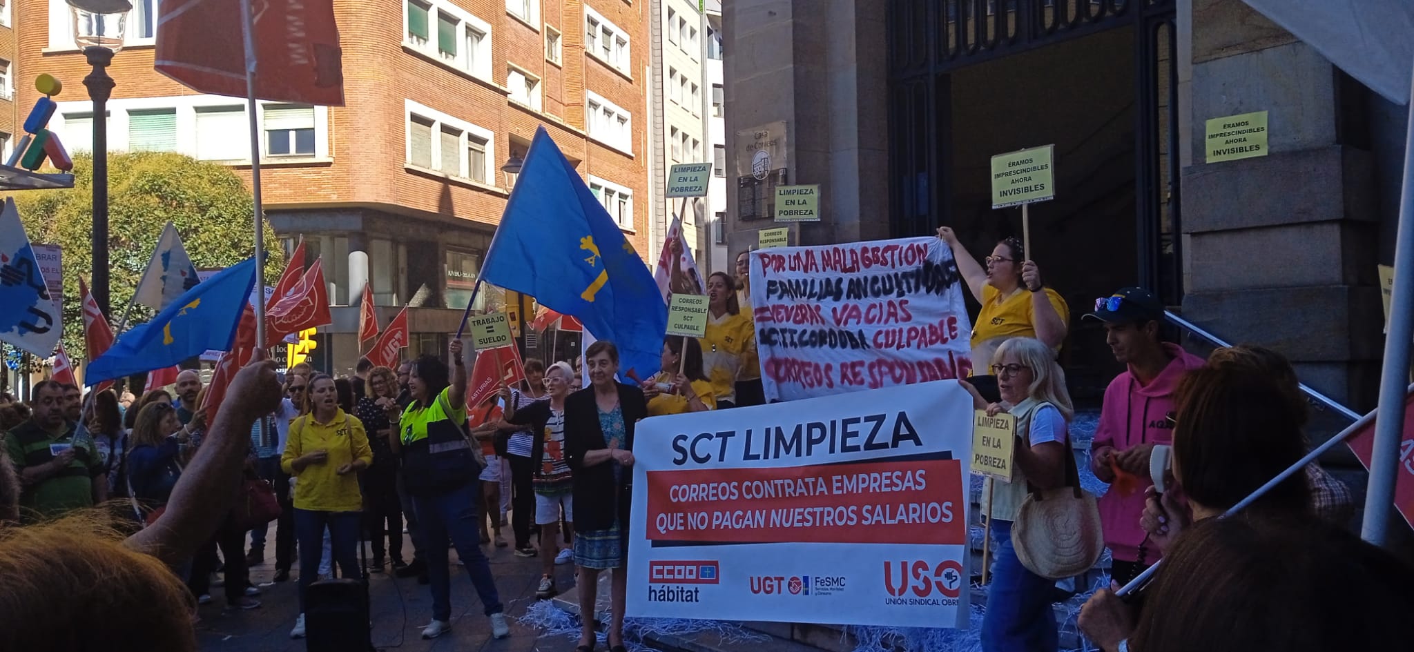 Trabajadoras de la limpieza de Correos durante una protesta ante la sede de Gijón.