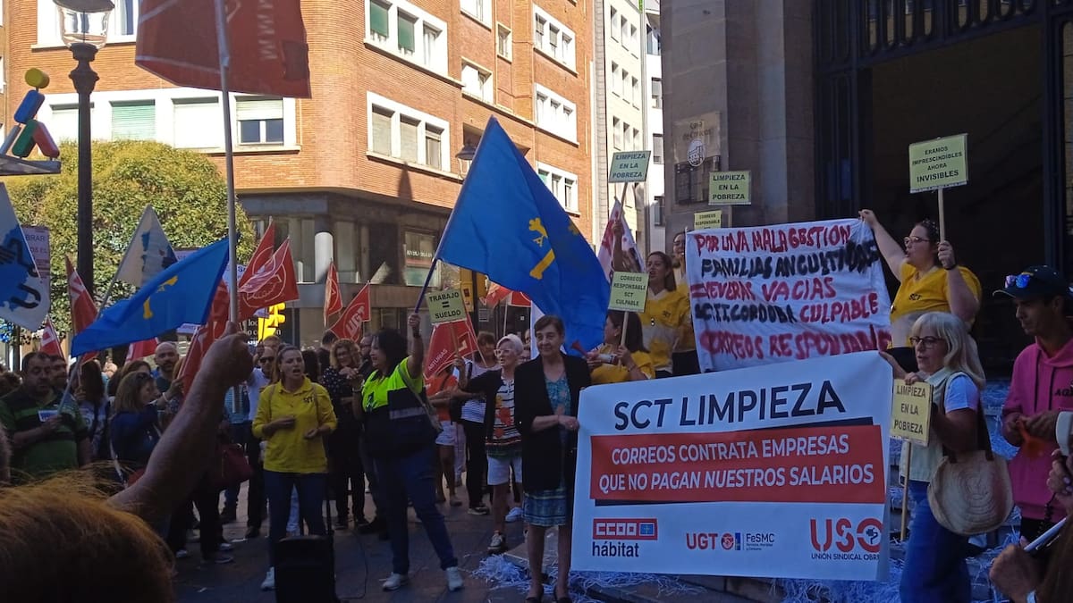 ¡Queremos cobrar!, el grito desesperado de las 64 trabajadoras de la limpieza en Correos Asturias.