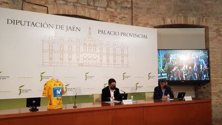 Momento de la presentación a cargo de Francisco Reyes, presidente de la Diputación y Joaquín Cuevas director de la ronda andaluza