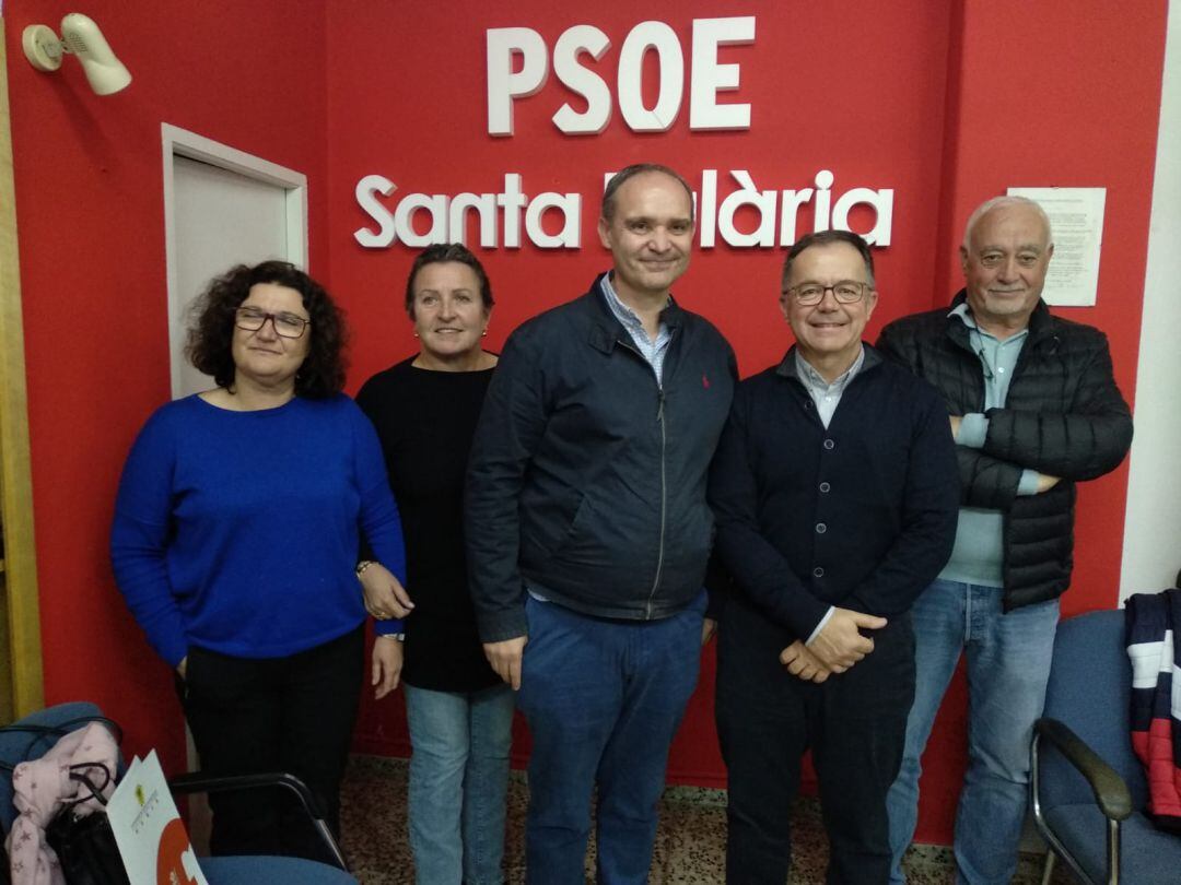 Roca con los miembros de su ejecutiva y el secretario general de la FSE.