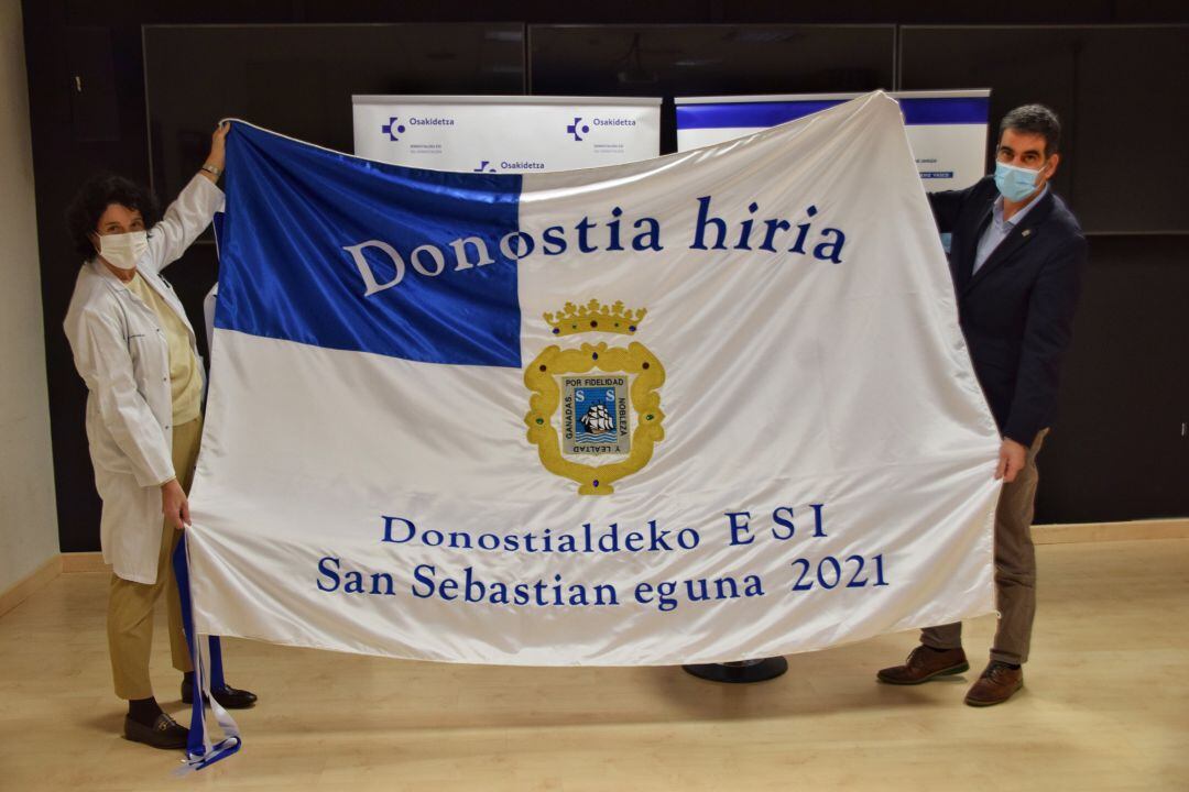 en el que el alcalde, Eneko Goia, entrega la bandera de San Sebastián a OSI Donostialdea.