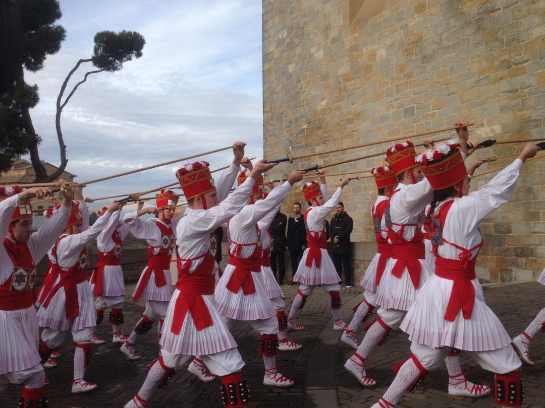 Danzaris bailando la Ezpata-dantza (baile de espadas)