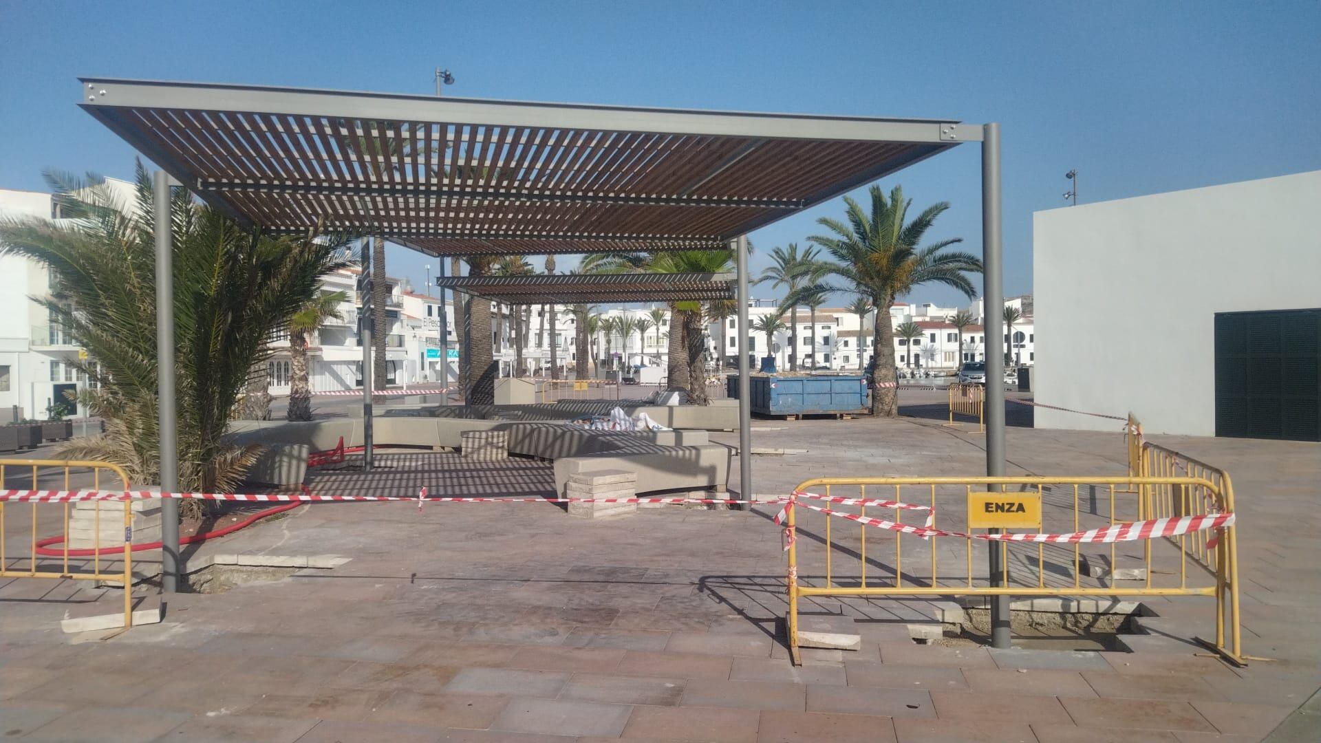 Imatge de la nova ombra que farà més passable la calor a l'estiu a Fornells.