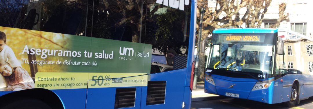 Autobuses metropolitanos en una parada