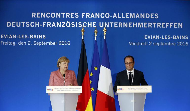 La canciller alemana, Angela Merkel, y el presidente francés, Françoise Hollande, ofrecen una rueda de prensa conjunta