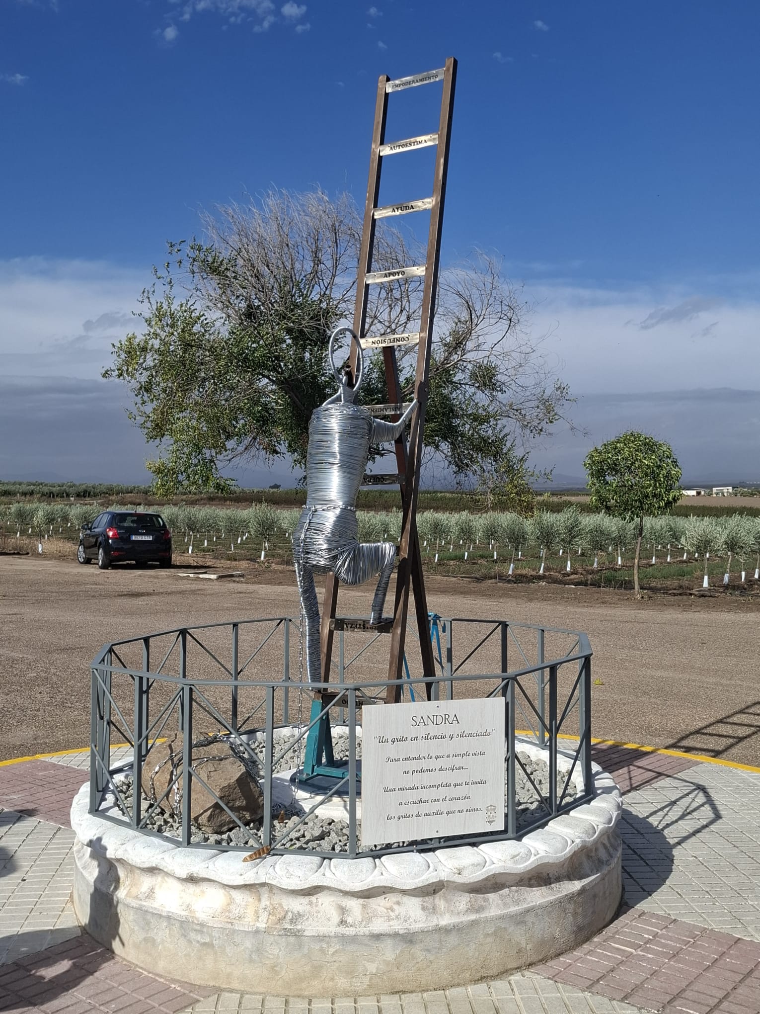 Villar de Rena inaugura un monumento contra el bullying en memoria de Sandra Peña