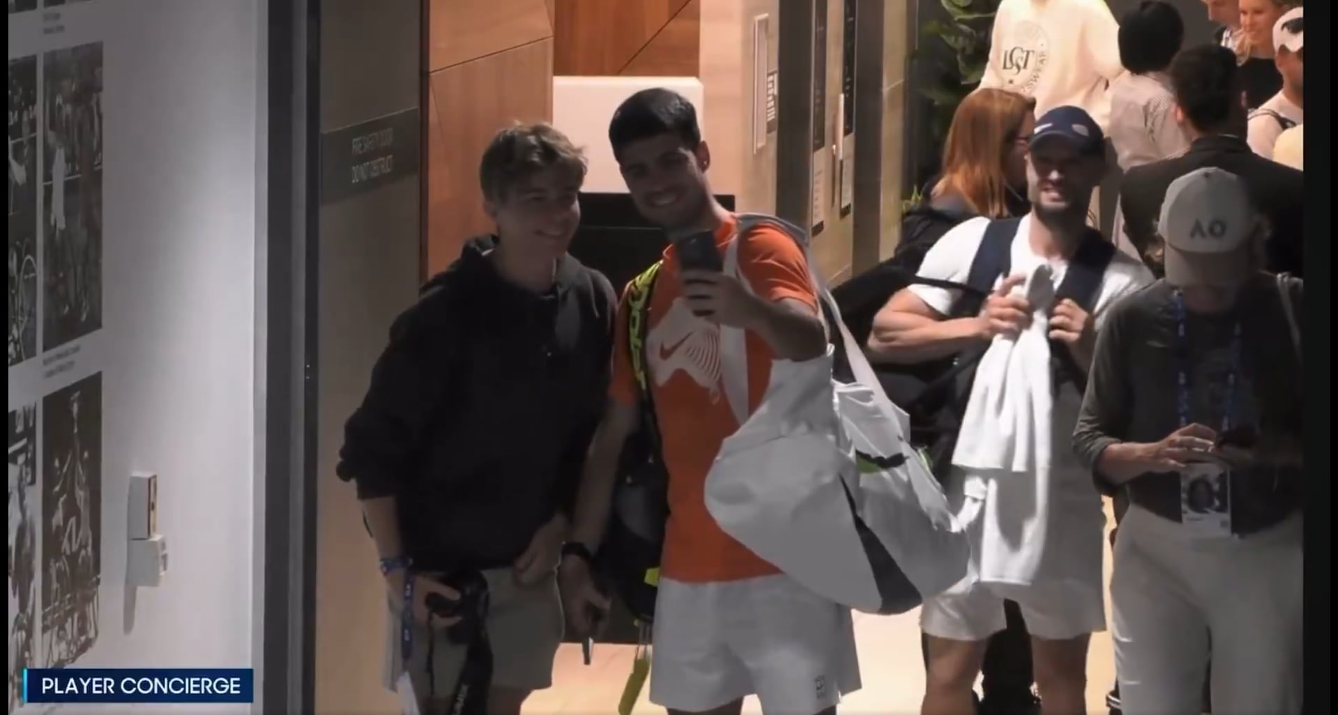 Carlos Alcaraz con un niño en el Open de Australia / Captura de pantalla