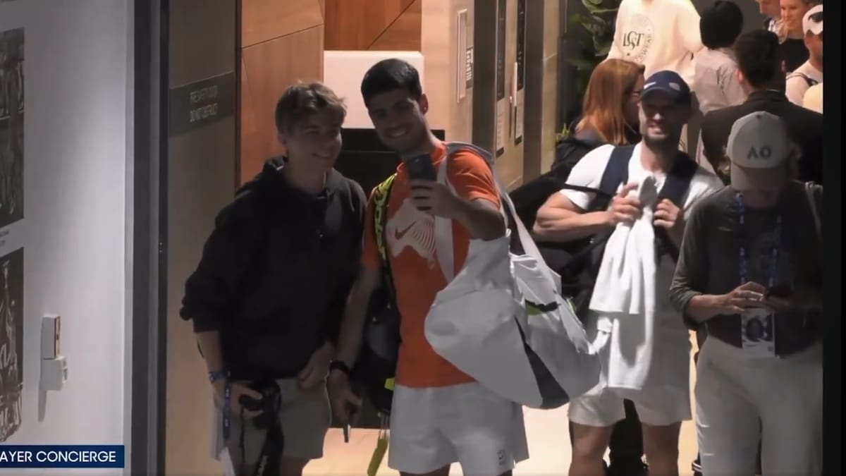 Carlos Alcaraz también es número 1 fuera de las pistas: atención a las imágenes con los niños en el Open de Australia