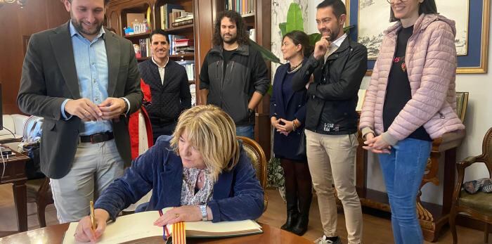 La consejera Tomasa Hernández ha firmado en el libro de honor del Ayuntamiento de Monzón. Foto: DGA