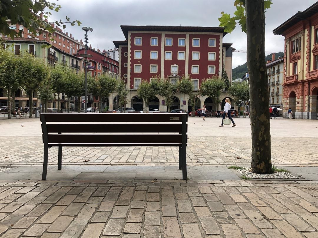 La plaza de Unzaga de Eibar vive días tranquilos en este mes de agosto