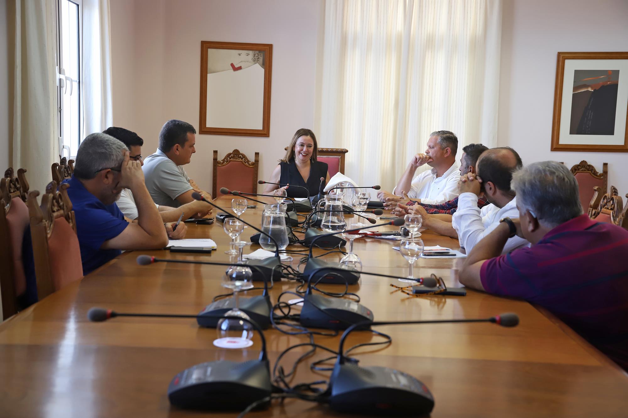 Reunión del Cabildo de Lanzarote con representantes de equipos femeninos en competiciones nacionales.