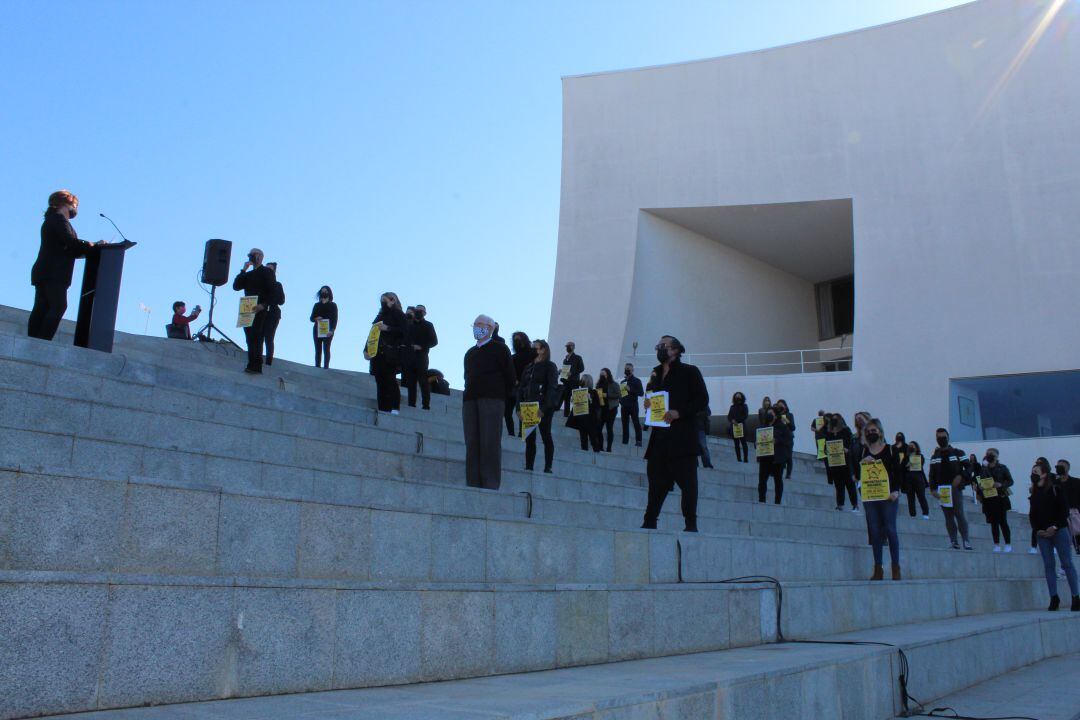 Concentración de profesionales junto al Auditorio