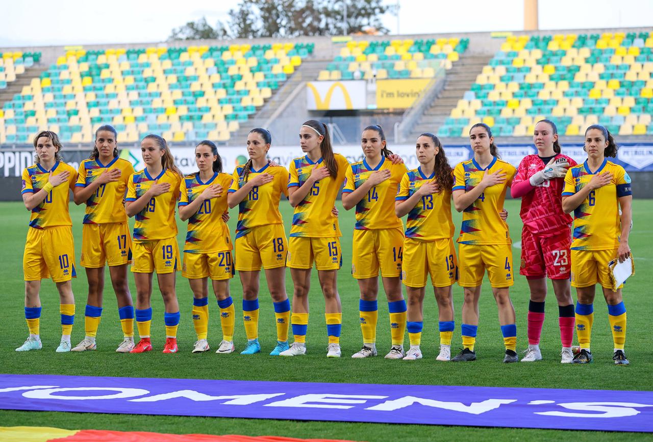 La selecció femenina de futbol abans de disputar el partit contra Xipre de la Nations League
