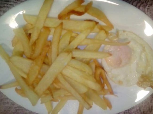 Huevo frito con patatas, el "postre" del Chule