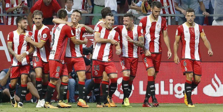 Los jugadores del Girona celebran el segundo gol marcado por su compañero Cristian Stuani.