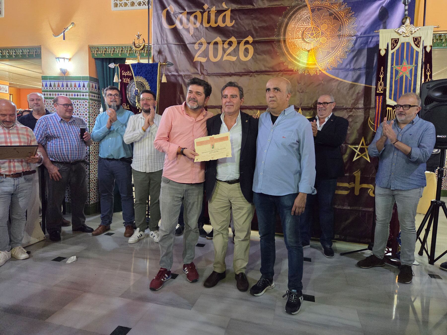 El capitán moro 2026 Nacho López ha hecho entrega del premio de campeones a la pareja representante de la Filà Verdes