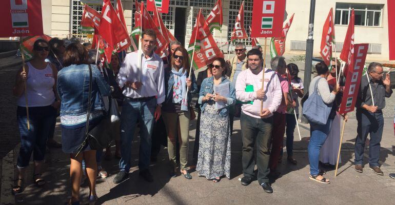 Los delegados de las empresas de telemarketing ante la Subdelegación del Gobierno en Jaén.