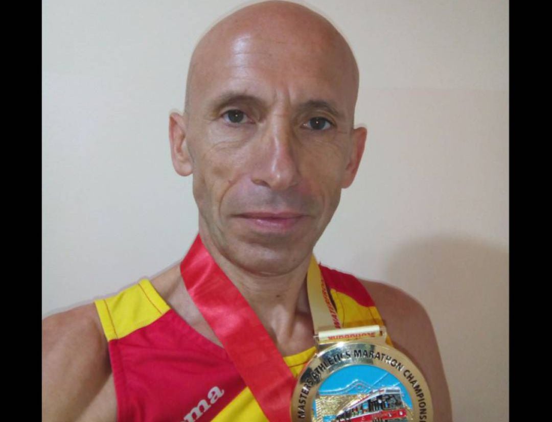 El atleta de Montiel, José Perona, posa con su medalla de oro en el Campeonato de Maratón de Toronto (Canadá) 