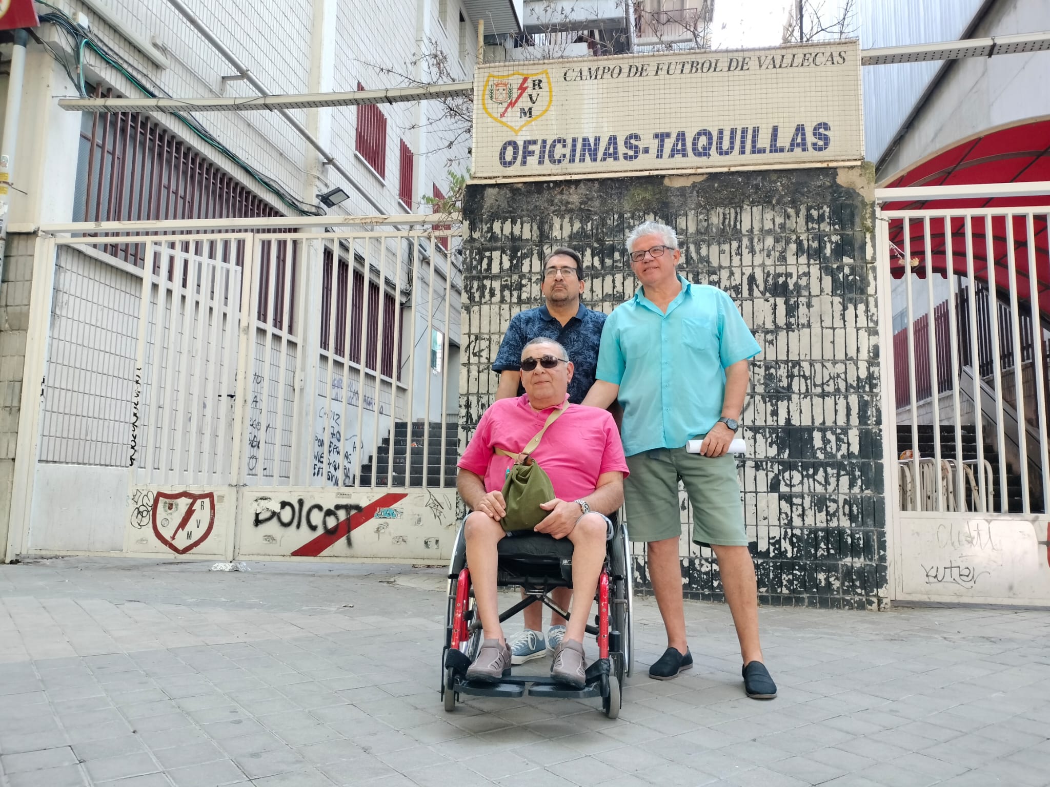 Javier Sierra, presidente de DiscapRayo, y los vocales de la peña Manuel Fernández y Juan Segovia.