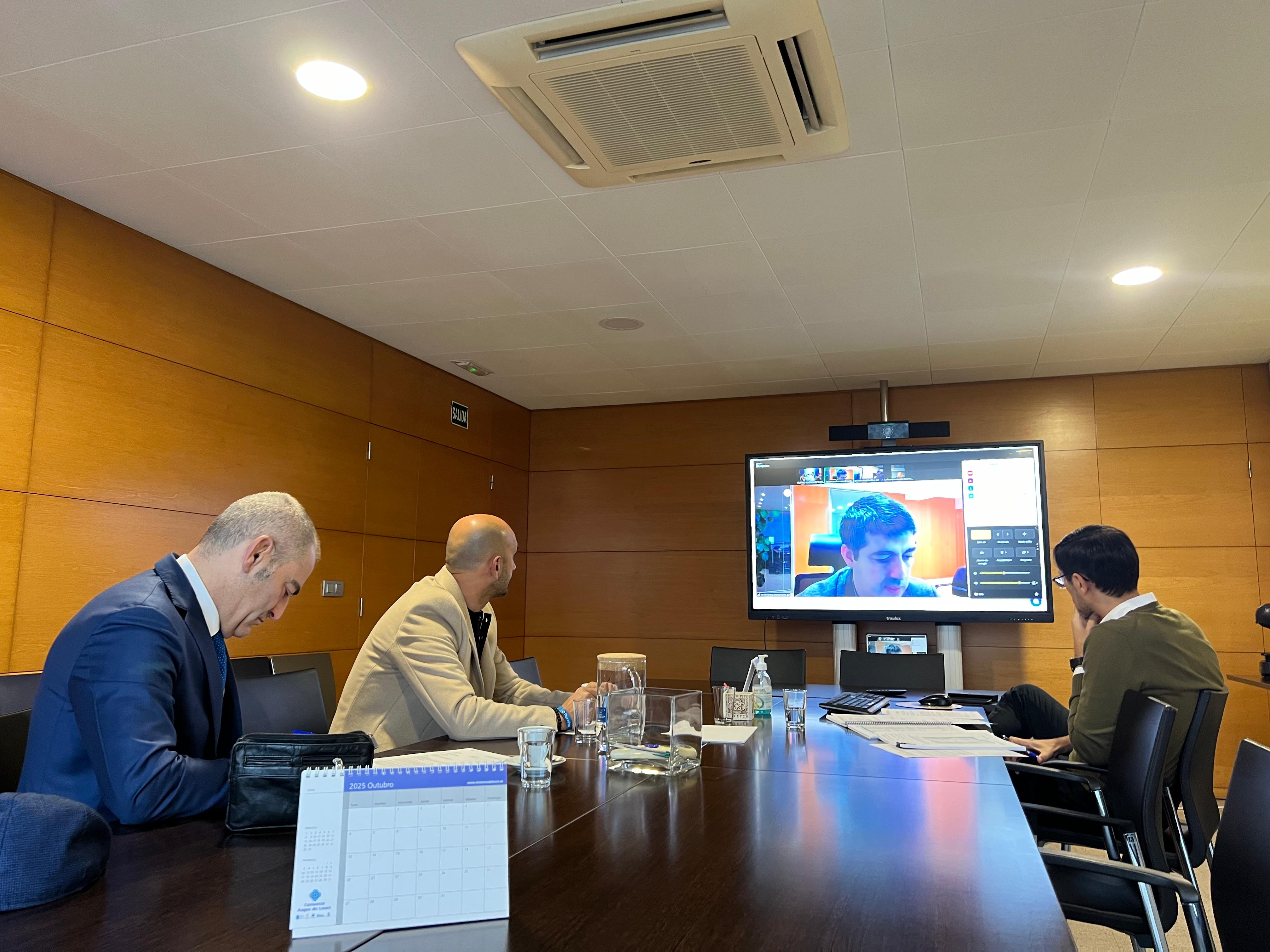 Comité extraordinario urgente del Consorcio de Augas do Louro cuyo presidente es el alcalde de O Porriño, Alejandro Lorenzo (el segundo empezando a contar por la izquierda)