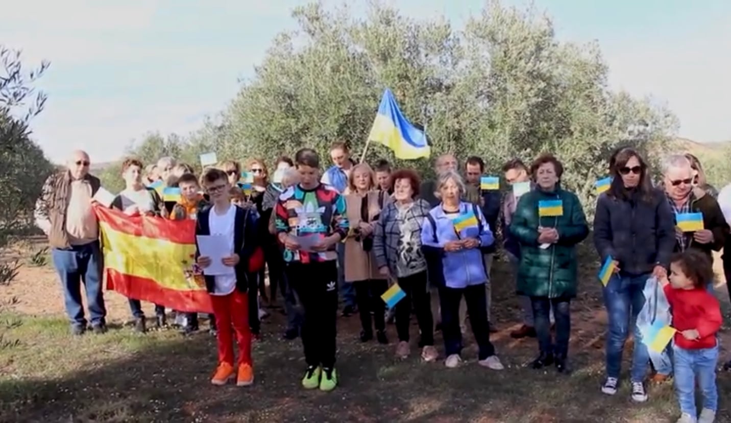 Participantes en el acto solidario de Carboneros con Ucrania.