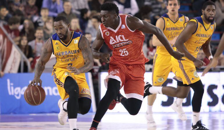 El base Bo McCalebb trata de avanzar ante la defensa del alero congoleño del ICL Manresa, Romaric Belemene.