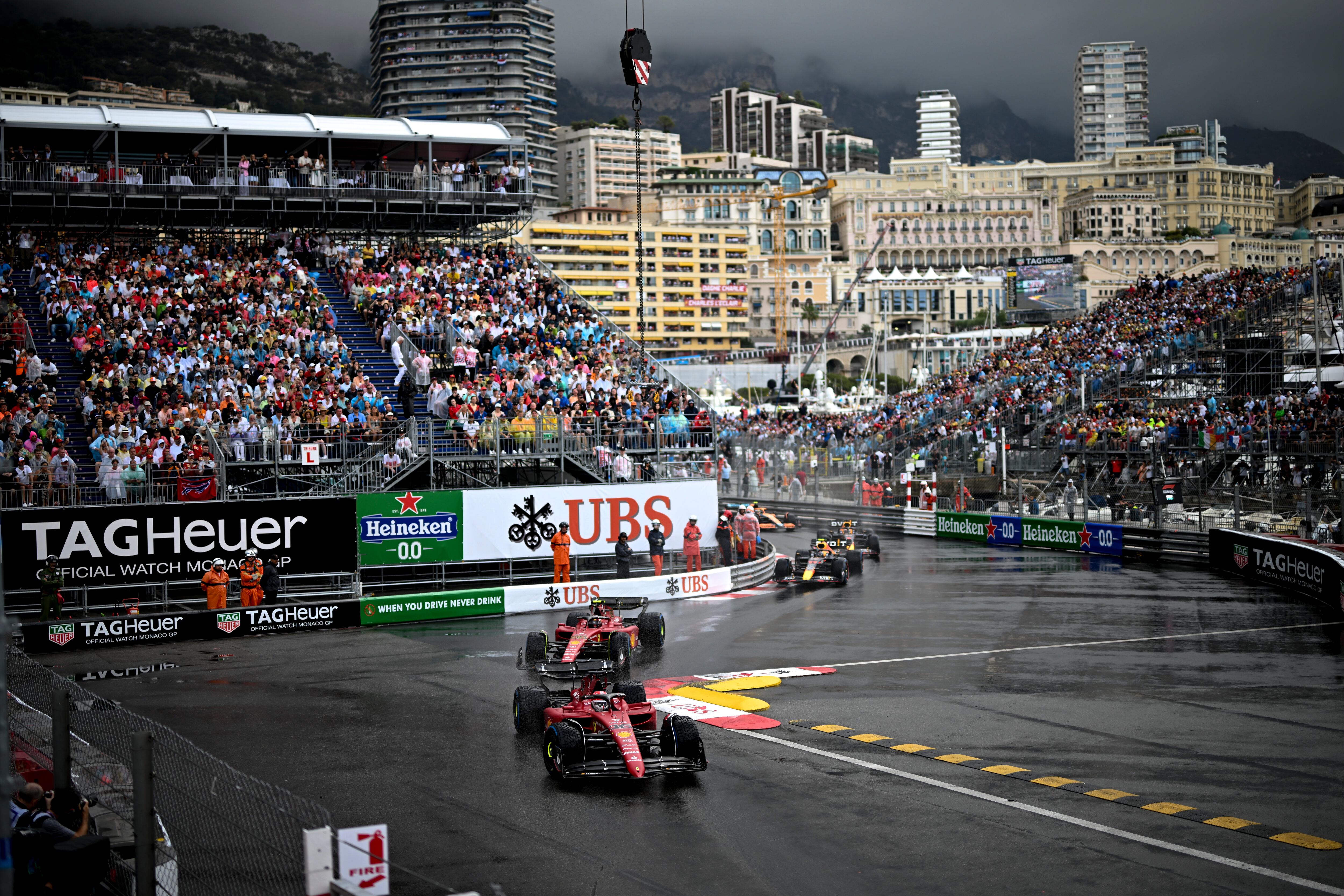 Leclerc, Sainz y Pérez, bajo la lluvia de las calles de Mónaco