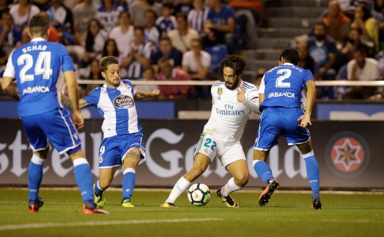 Isco se disputa el balón contra los jugadores del Deportivo.