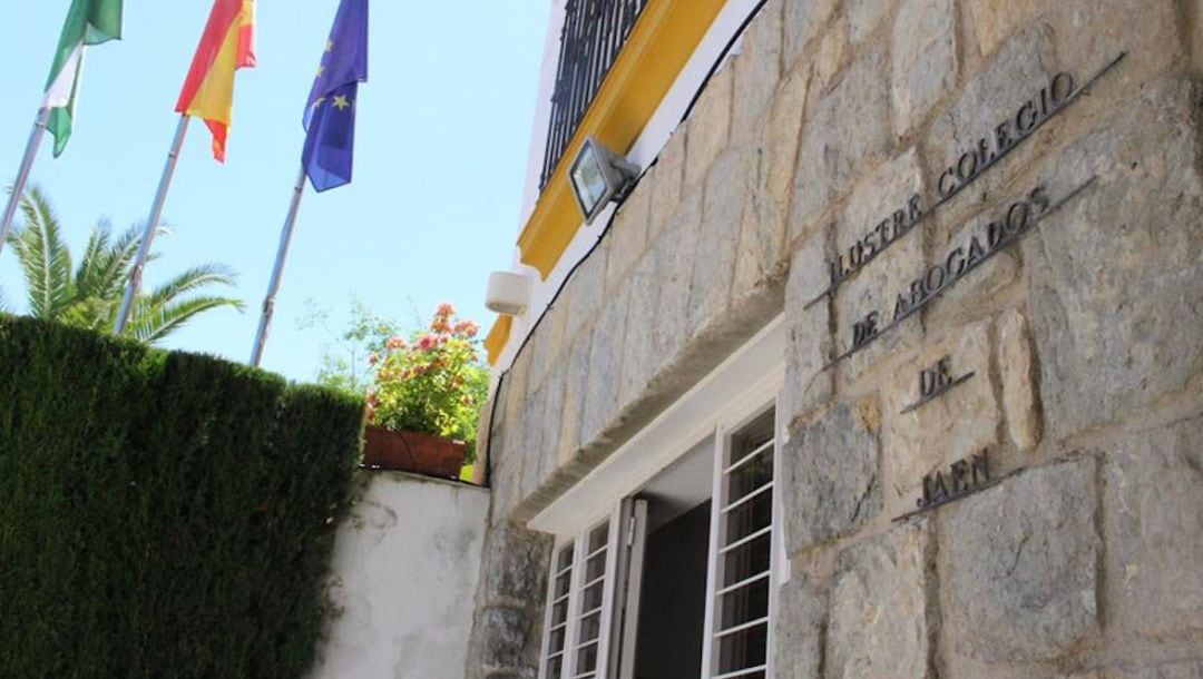 Acceso a la sede del Colegio de Abogados de Jaén.