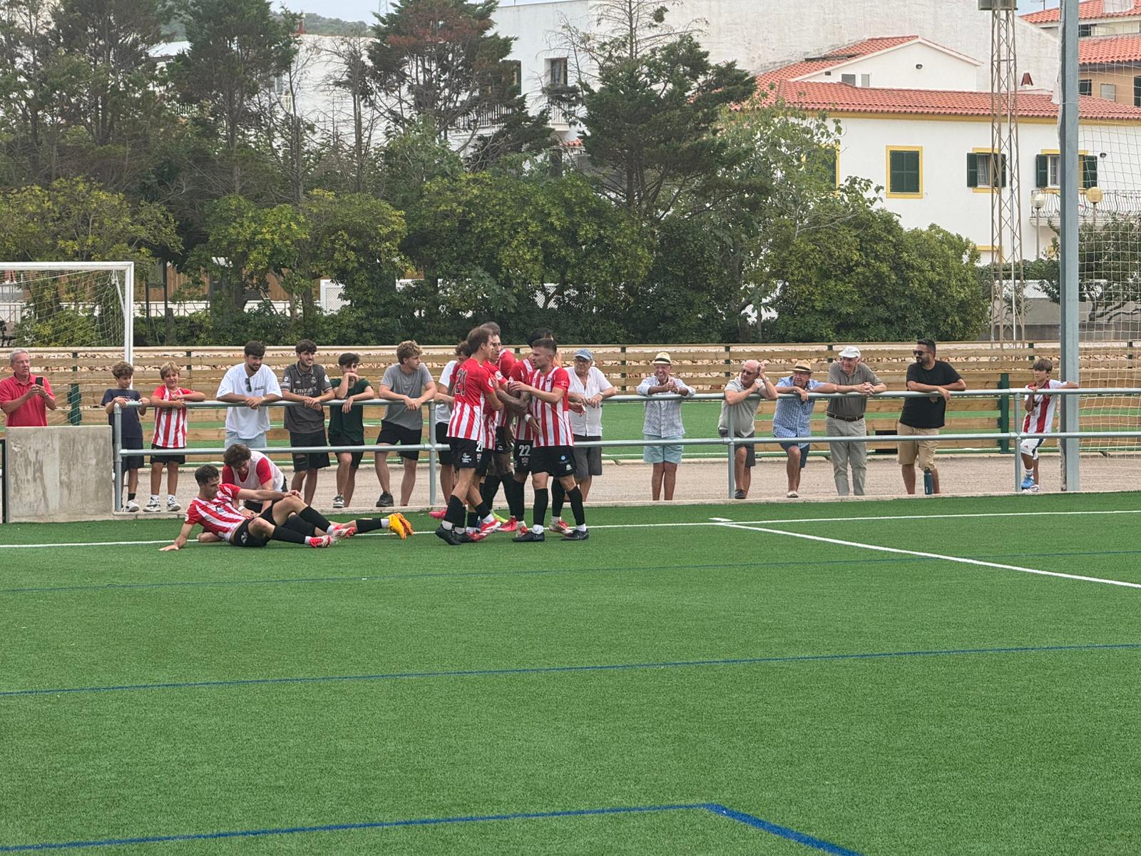 Els jugadors del Mercadal segueixen celebrant gols i triomfs a Sant Martí.