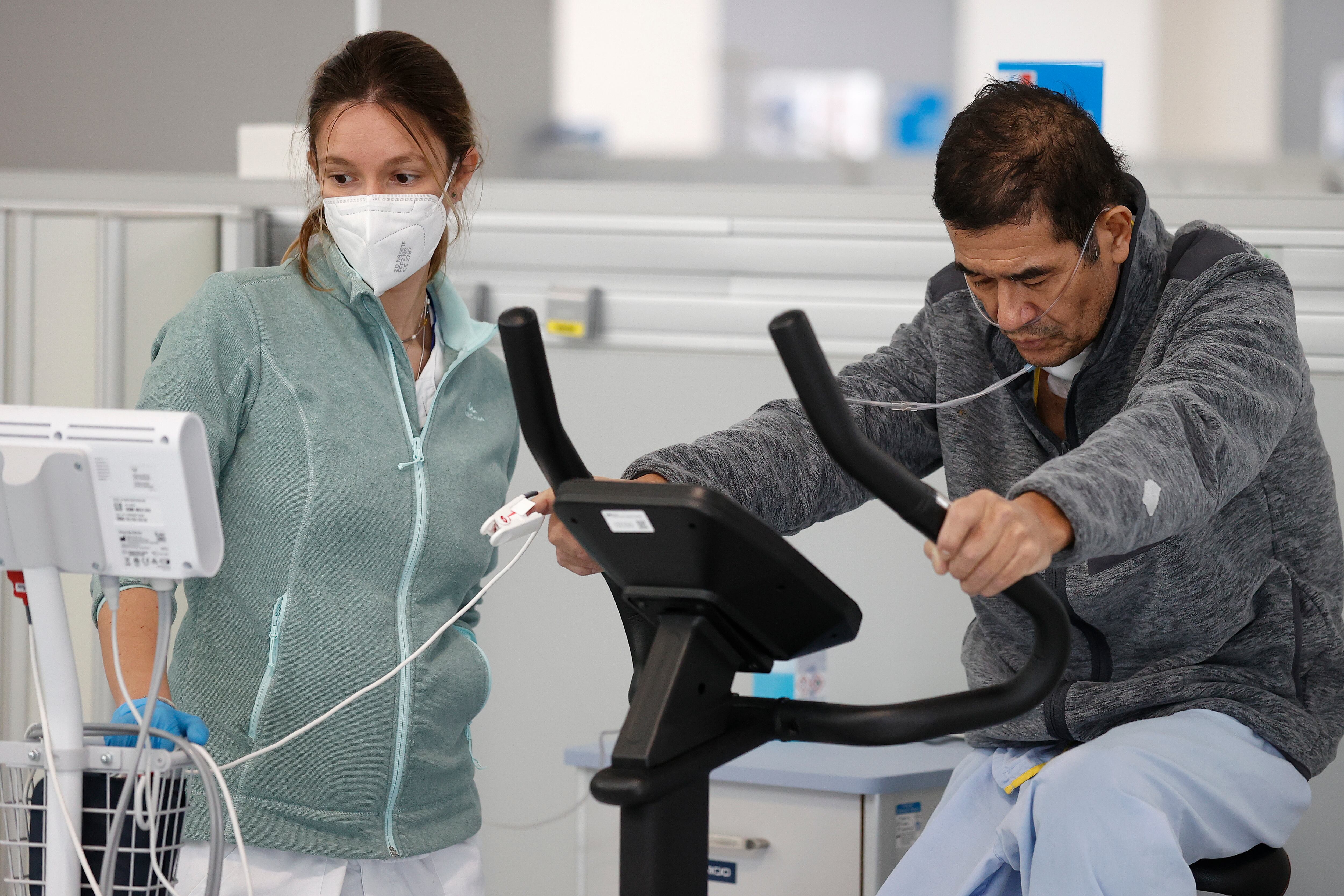 Superadas ya seis olas del covid y quince meses después de su inauguración, la Unidad de Rehabilitación Funcional (URF) del Hospital de Emergencias Enfermera Isabel Zendal se esfuerza en combatir las secuelas motoras y respiratorias que deja el coronavirus en sus ataques más graves.