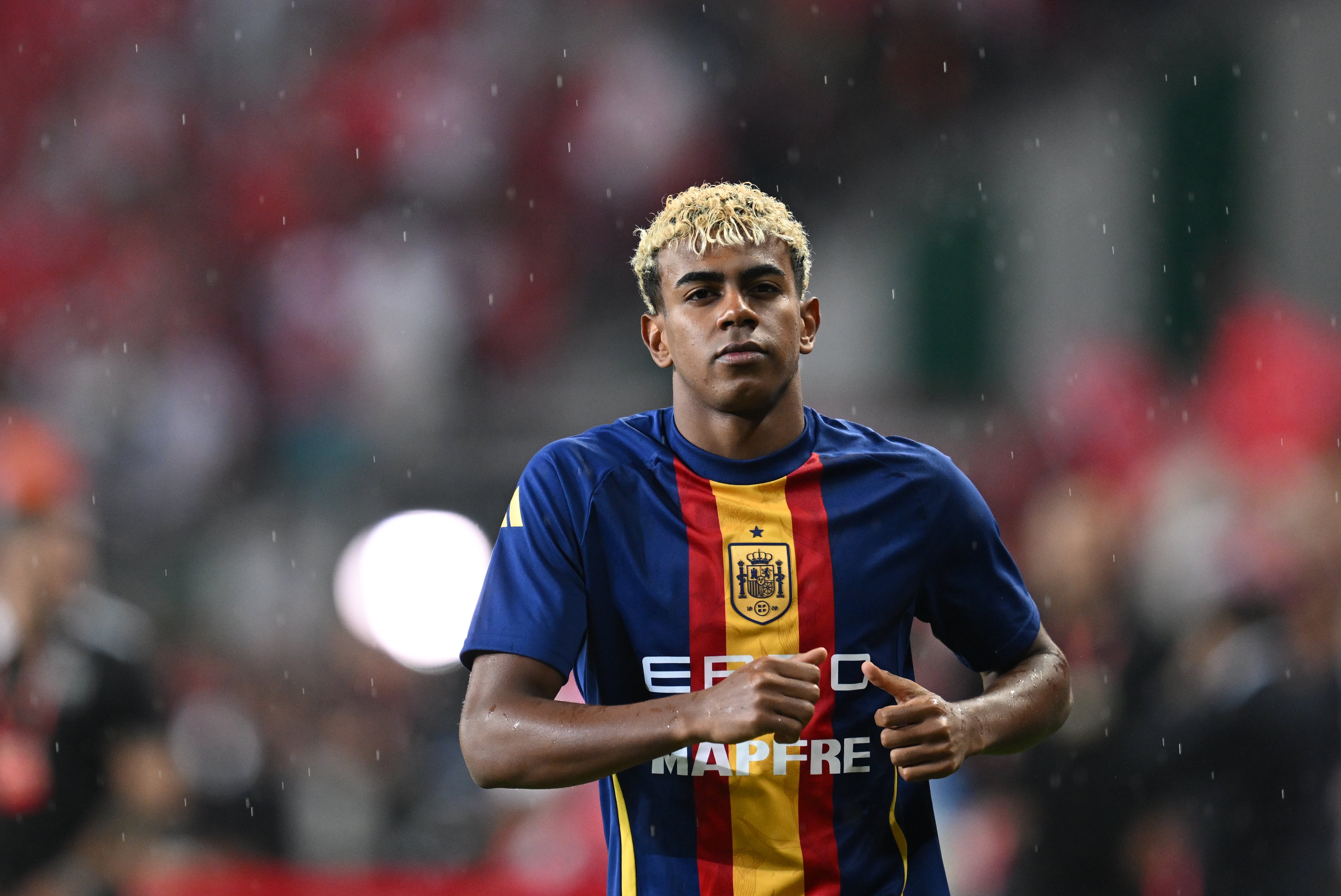 Lamine Yamal durante el calentamiento previo al partido frente a Turquía. (Photo by Mehmet Ali Ozcan/Anadolu via Getty Images)