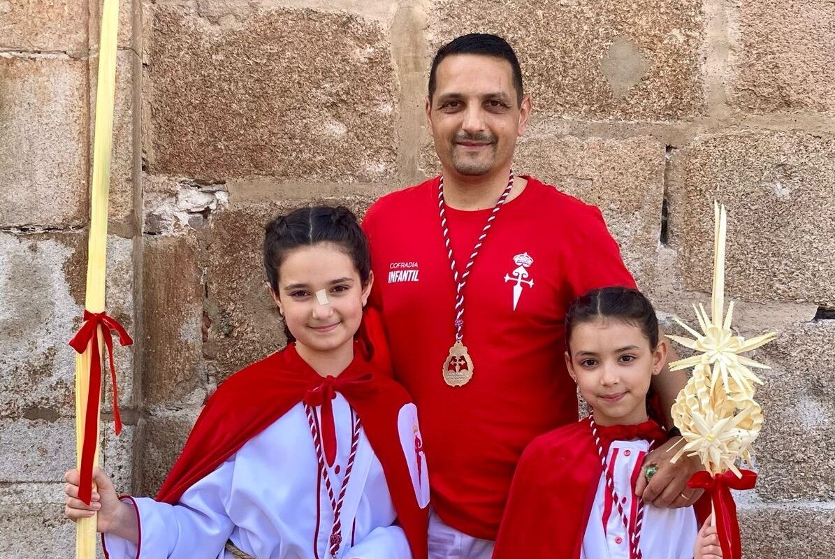 Manuel Barba, costalero de la Cofradía Infantil, y sus hijas