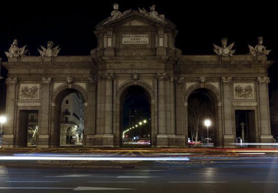 FOTOGALERÍA | La puerta de Alcalá, durante la hora del planeta.