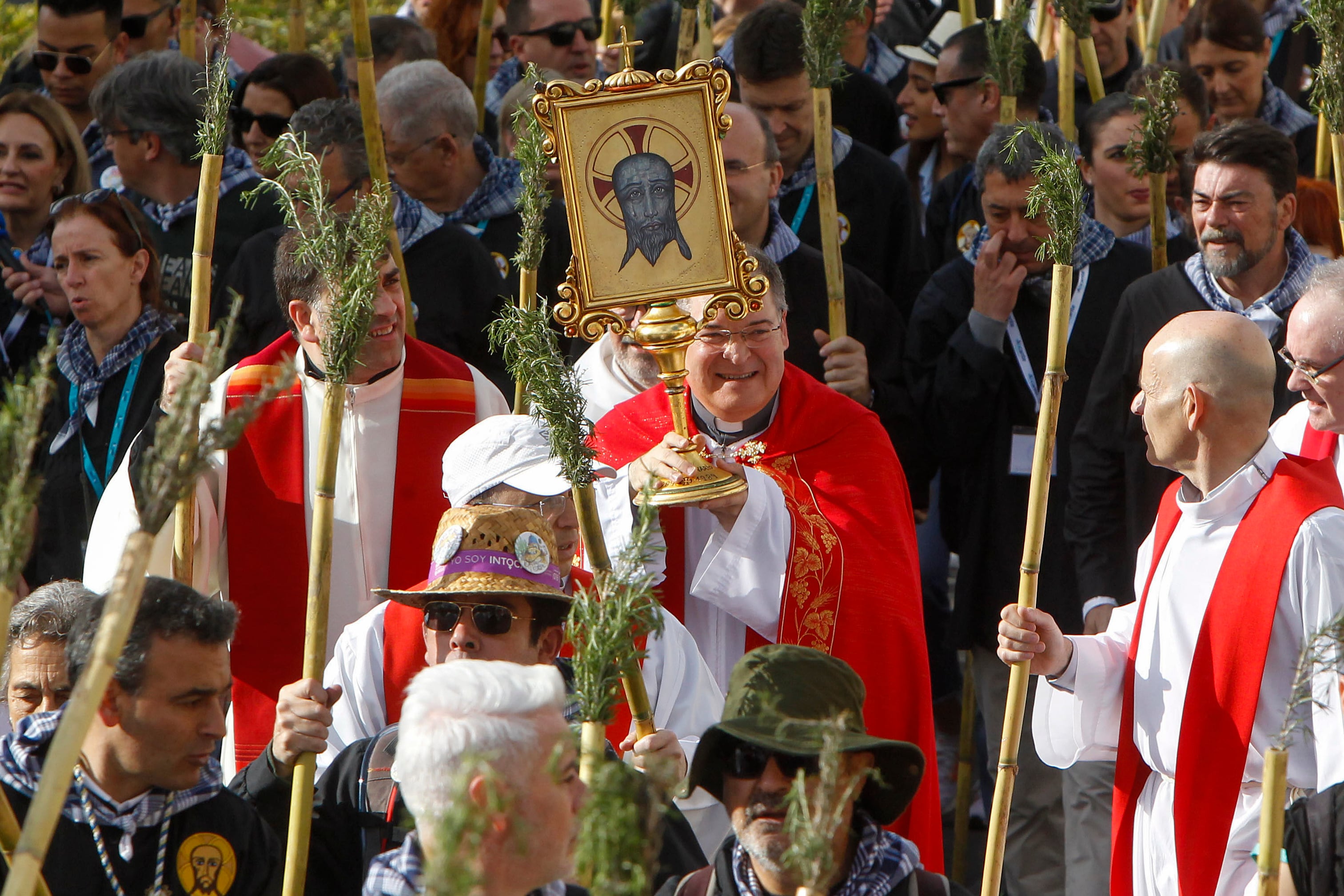 ALICANTE, 11/04/2024.- Miembros de la iglesia portan el Relicario de la Santa Faz durante la romería al monasterio de la Santa Faz de Alicante para venerar uno de los pliegues que usó la Verónica para secar el rostro de Jesucristo en su camino al monte Calvario, una tradición que se repite desde 1489. EFE/Morell
