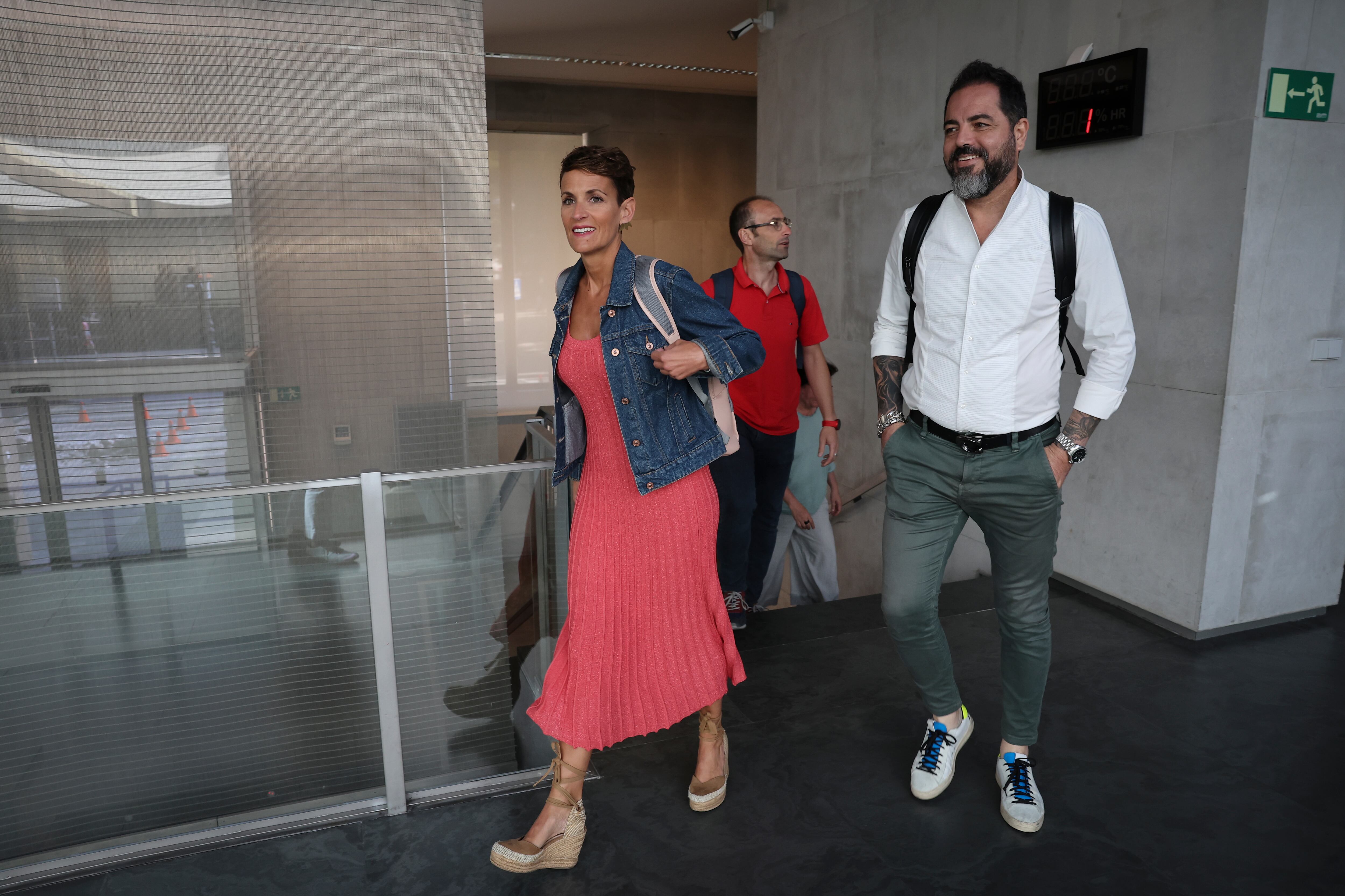 Los representantes de PSN, María Chivite (i), Ramón Alzórriz (d) y Jorge  Aguirre, se dirigen a la reunión con los representantes de Geroa Bai y Contigo-Zurekin antes de proceder a la firma del documento con el acuerdo programático del su gobierno tripartito para la comunidad Foral.