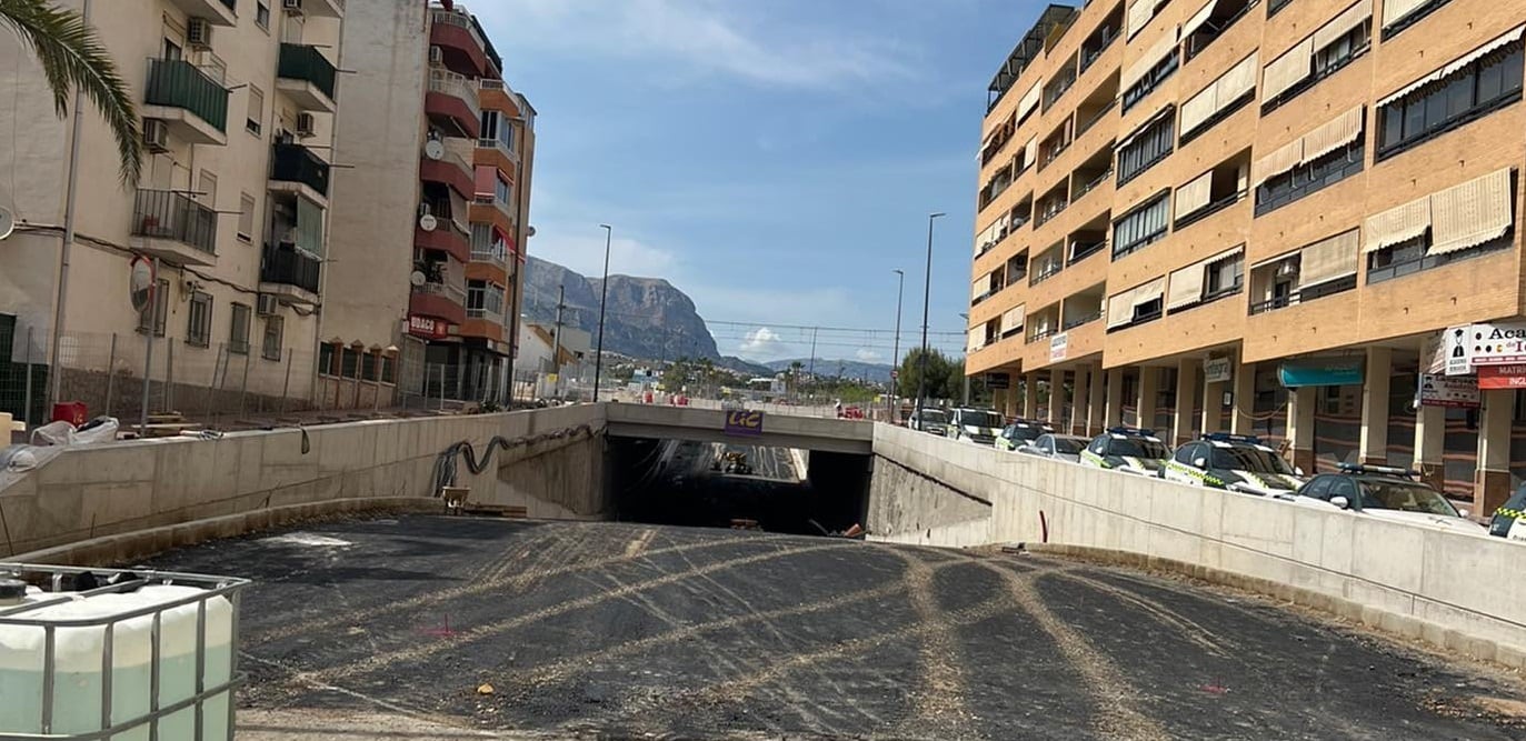 Los operarios comienzan el asfaltado del paso subterráneo de la avenida Beniardà de Benidorm