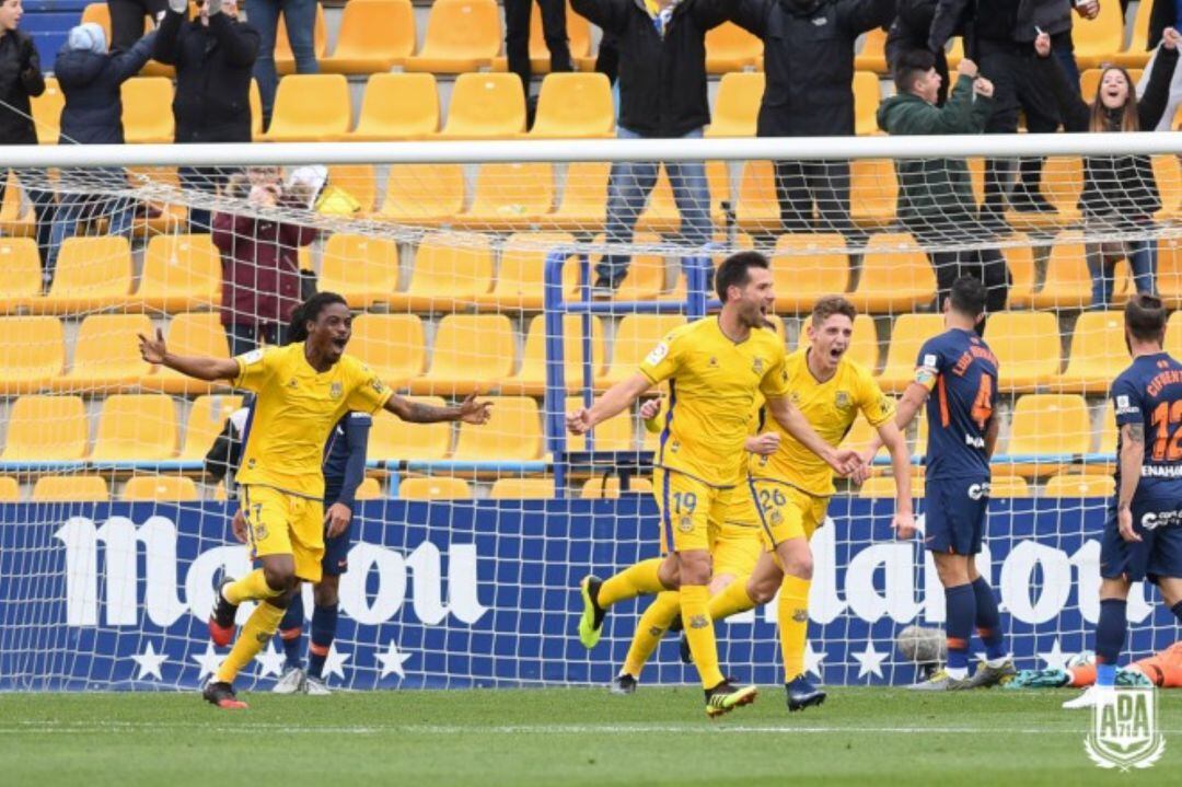 Jugadores de la AD Alcorcón celebrando un gol