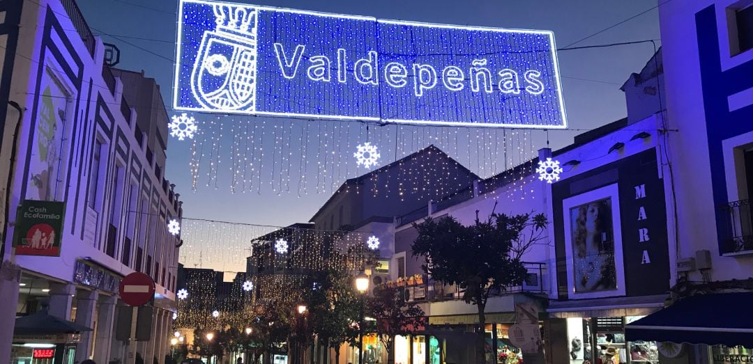 Letrero de Valdepeñas en la prolongación de la Calle Virgen, junto a la Plaza de España 