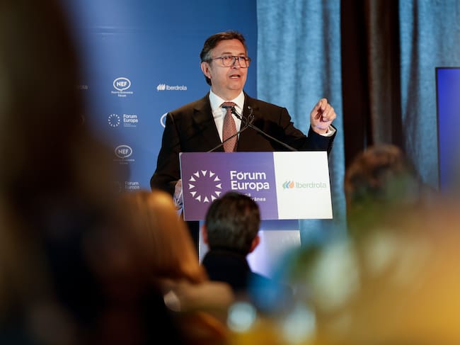 VALENCIA, 27/04/2026.- El presidente de la patronal autonómica valenciana (CEV), Vicente Lafuente (i), participa en el Fórum Europa Tribuna Mediterránea presentado por el presidente de la CEOE, Antonio Garamendi.