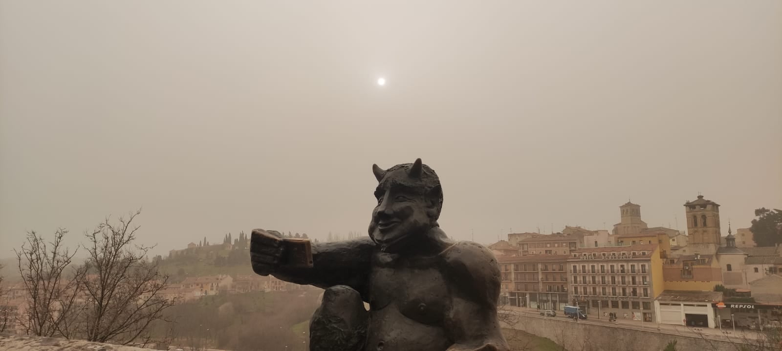 La intensa calima nubla el sol en el cielo segoviano