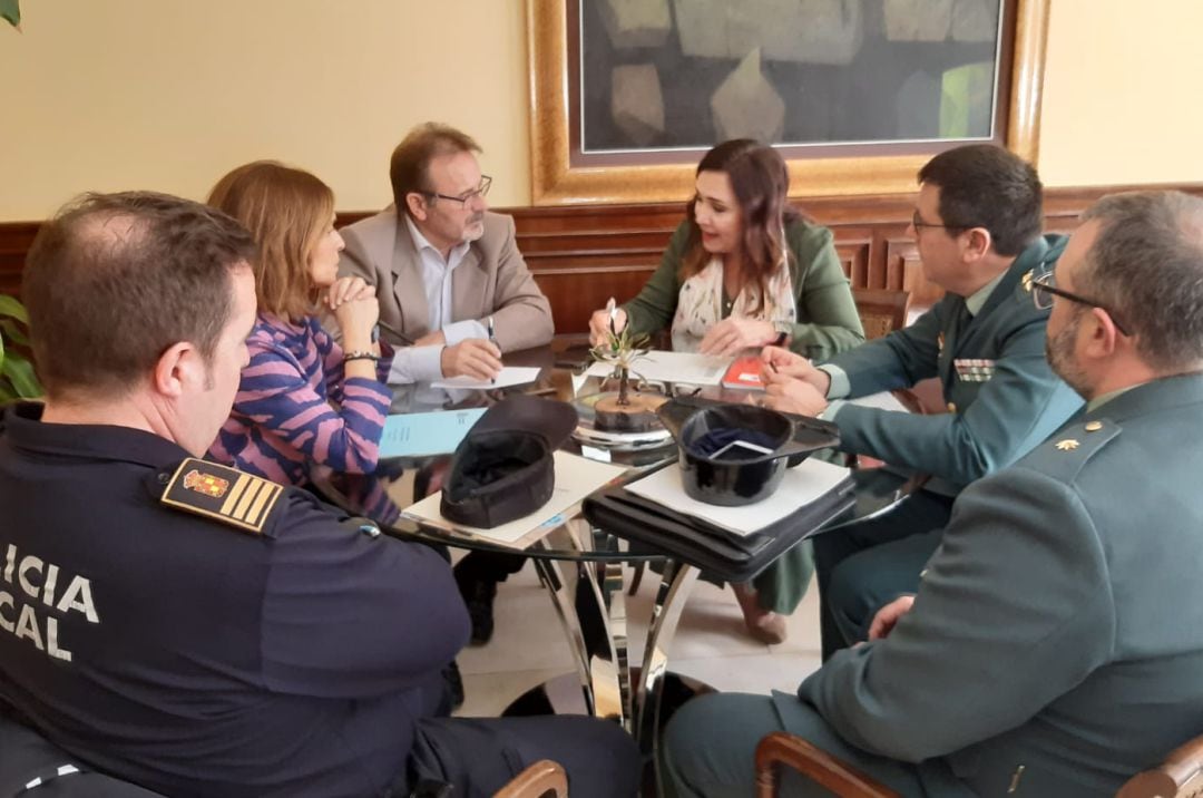 El concejal de Seguridad Ciudadana, Miguel Castro junto a la subdelegada del Gobierno, Catalina Madueño (tercero y cuarta por la izquierda) acompañados de responsables de la Guardia Civil y la Policía Local.