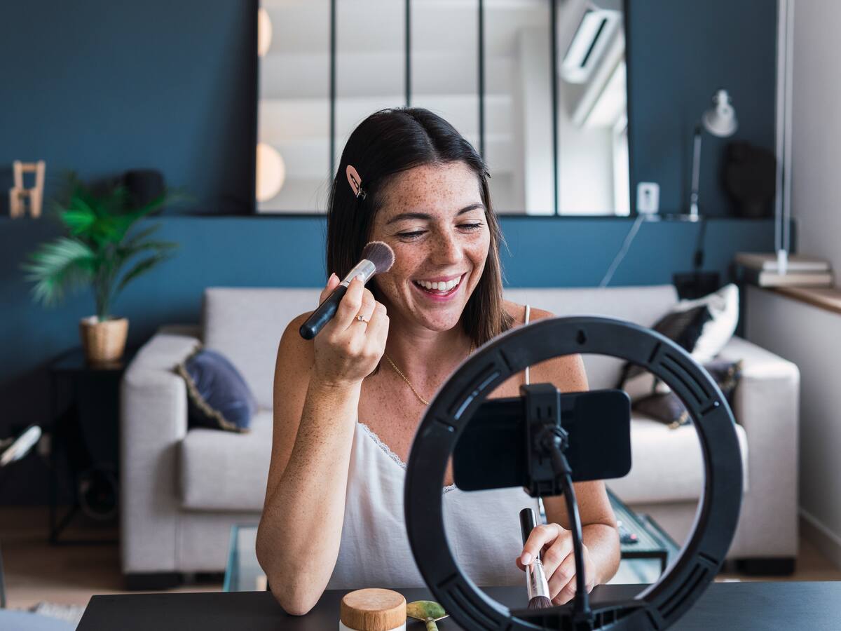 "Empiezan a obligar a publicar mensajes para que dejen claro que lo que están haciendo no es correcto”: así es la nueva ley de influencers aprobada en Francia