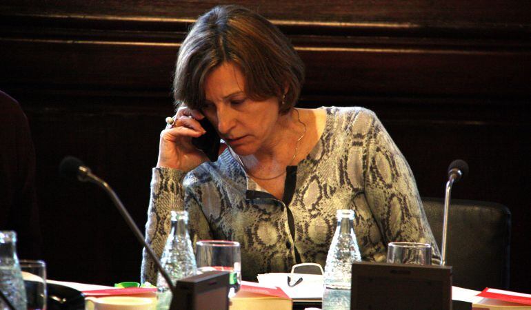 La presidenta del Parlament, Carme Forcadell, parla per telèfon a l&#039;inici de la reunió de la Junta de Portaveus, el 23 de febrer de 2016. (Horitzontal)