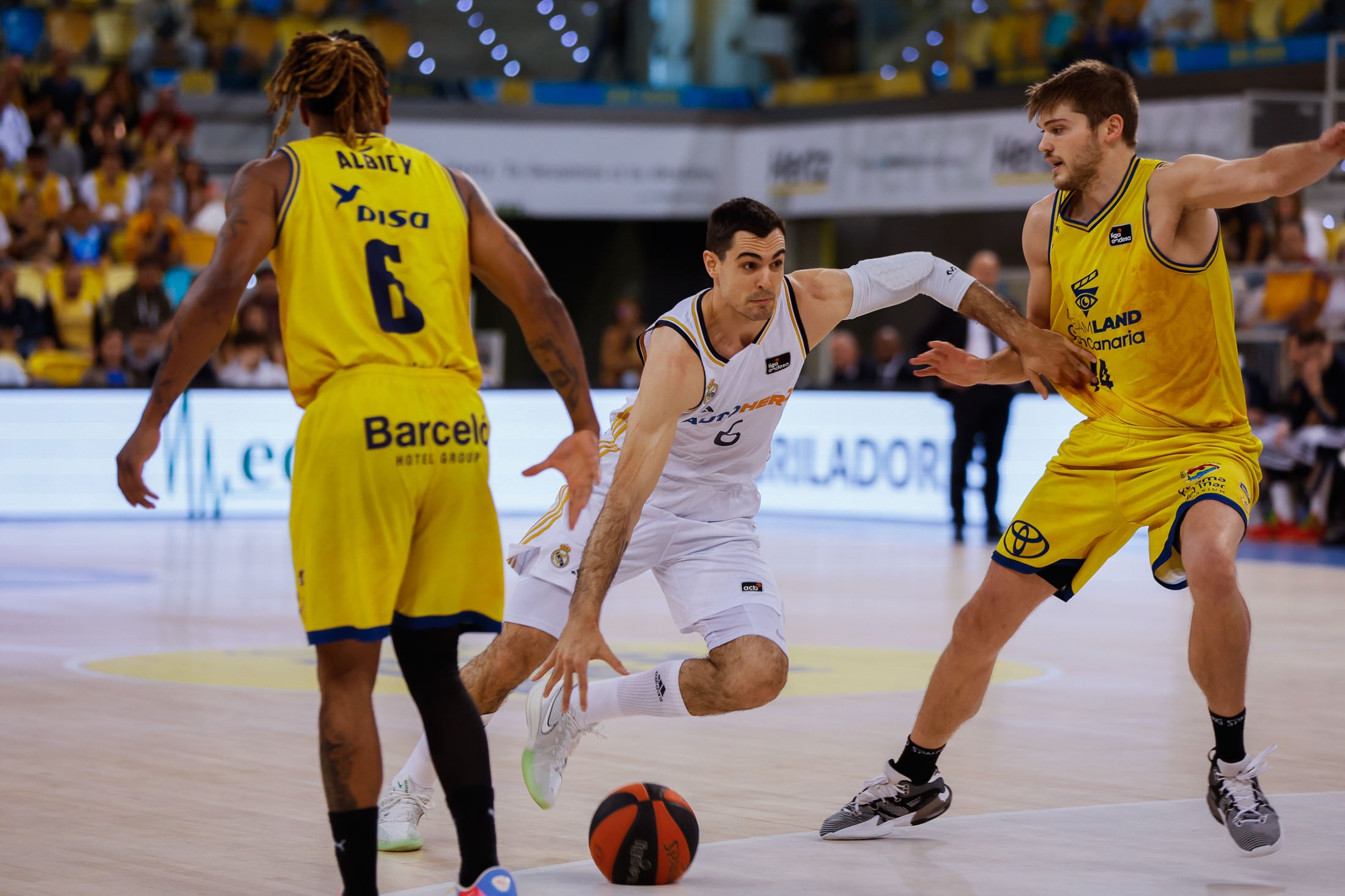 LAS PALMAS DE GRAN CANARIA, 17/05/2024.- El alero del Real Madrid Alberto Abalde (c) intenta superar al pívot estadounidemse del Dreamland Gran Canaria Ben Lammers (d) en el segundo partido del playoff de cuartos de final de la Liga Endesa de baloncesto, este viernes en el Gran Canaria Arena. EFE/ Ivan Leon Santiago
