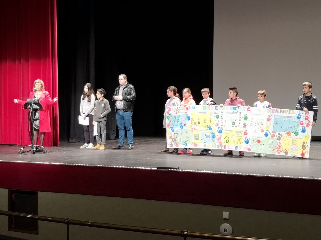 Más de 300 escolares de Martos participan en la celebración del Día Internacional de la Infancia 