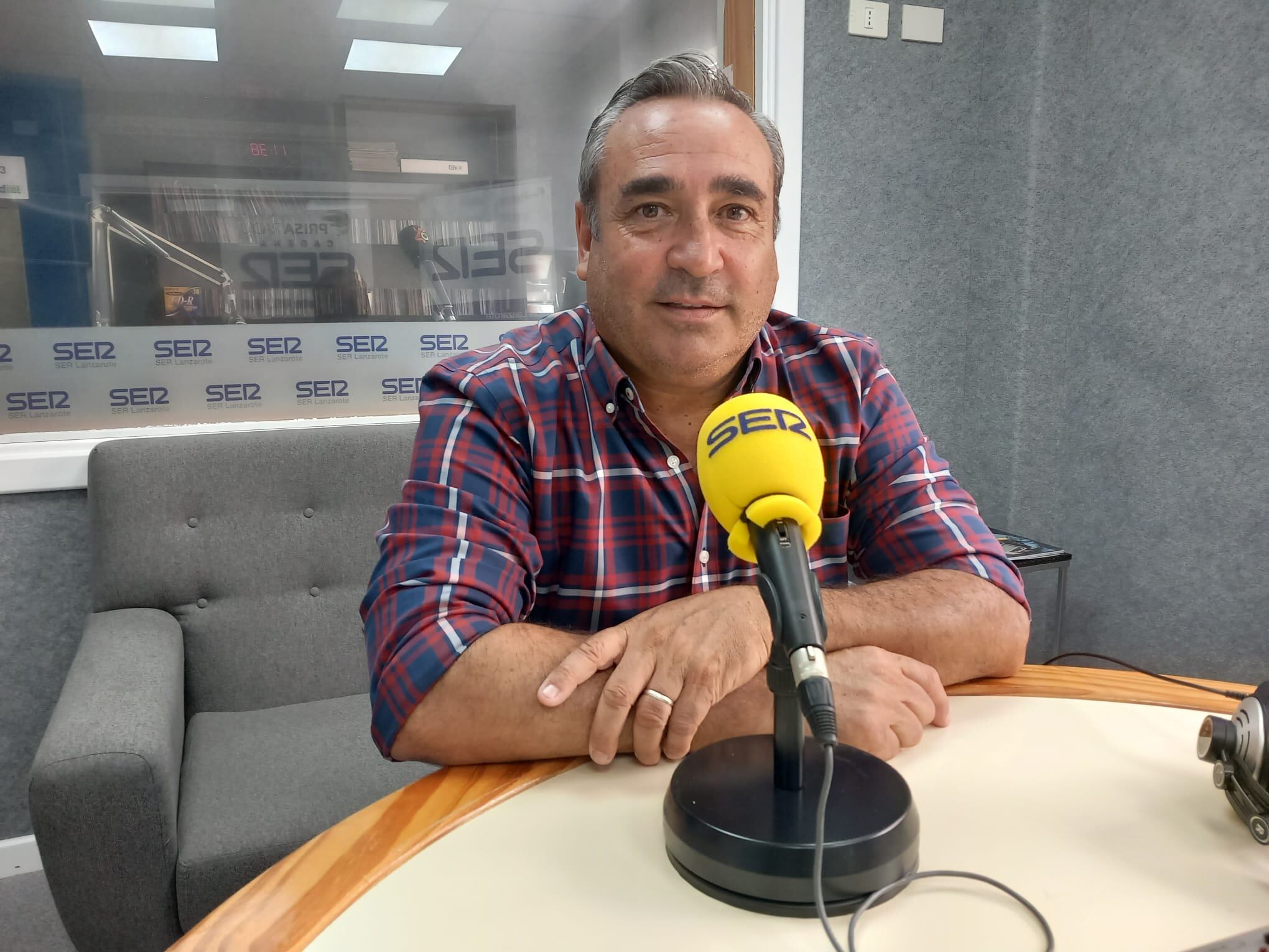 Ángel Vázquez, consejero de los Centros Turísticos de Lanzarote, en los estudios de SER Lanzarote.