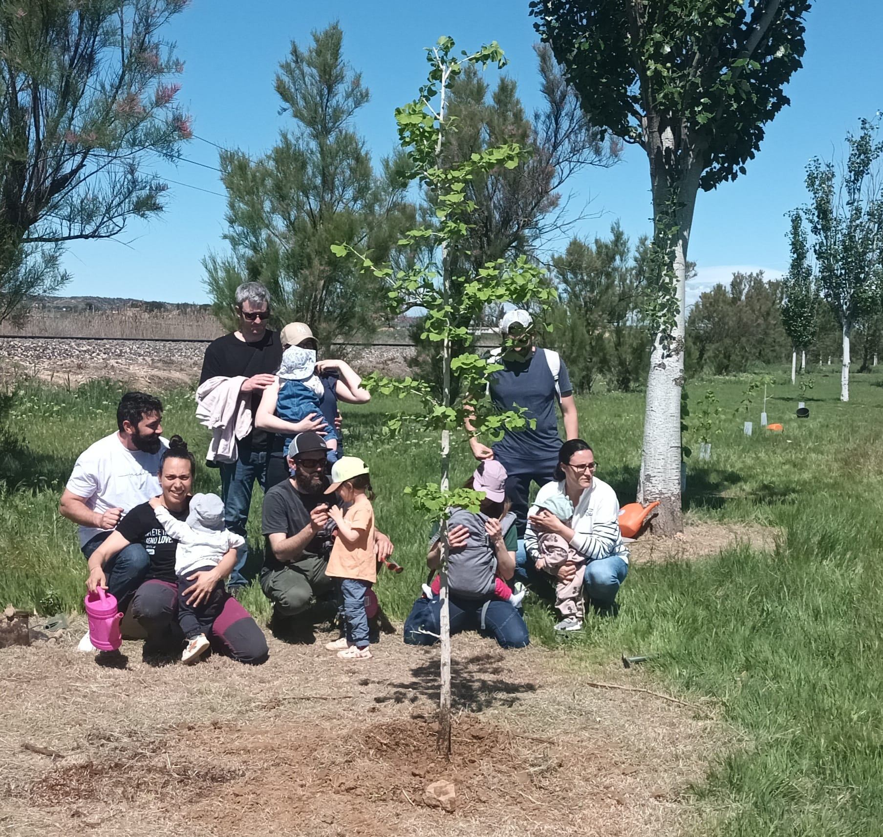 Familias de Binéfar plantan un árbol por sus bebés nacidos en 2024