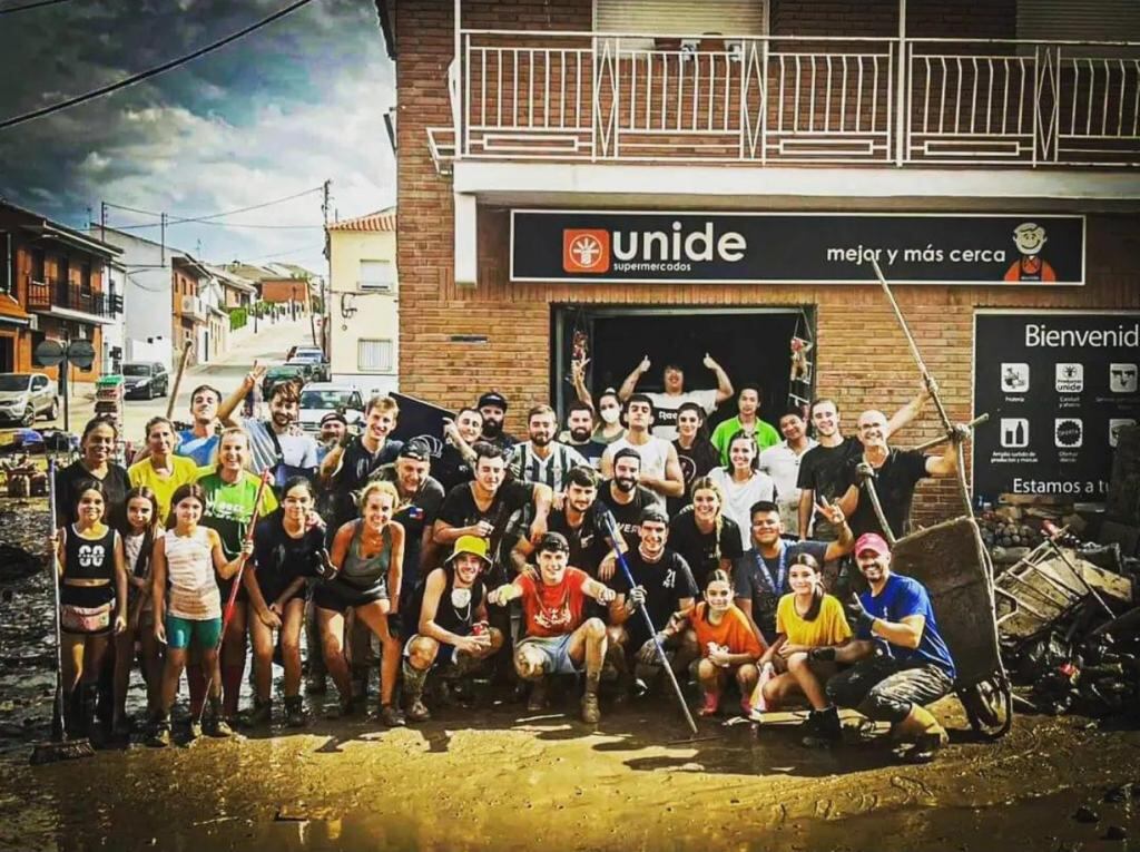 Foto de familia con algunos jóvenes de la localidad toledana de Villaluenga de la Sagra (Toledo), una de las poblaciones más afectada por la DANA del pasado domingo